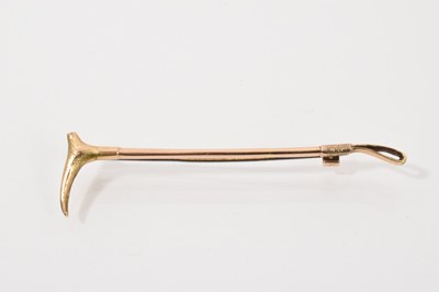 Lot 419 - Victorian 15ct gold riding crop brooch / stock pin