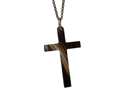 Lot 42 - 19th century banded agate cross pendant on gilt metal belcher chain