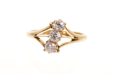 Lot 451 - Edwardian diamond three stone ring