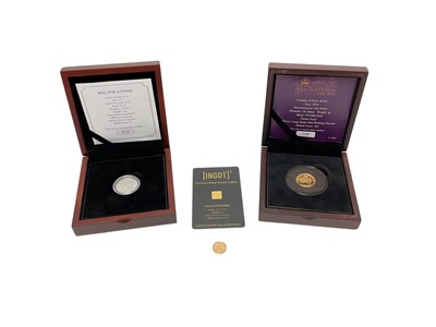 Lot 456 - World - Mixed coins to include Gibraltar ¼ Sovereign 2022, Jersey 9ct gold Penny 2016 (Wt. 4gms), Jersey platinum proof One Pound 2017 (Wt. 7.98gms) & Brexit 1gm, 24ct gold ingot 2020 (4 coi...