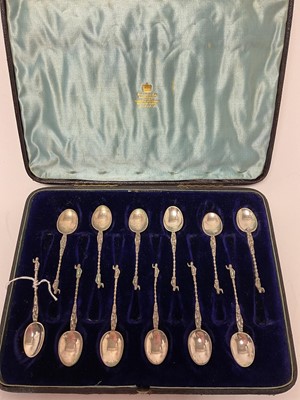 Lot 257 - Set of 12 silver teaspoons in a non-matching case