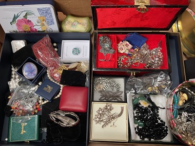 Lot 164 - Vintage costume jewellery and bijouterie
