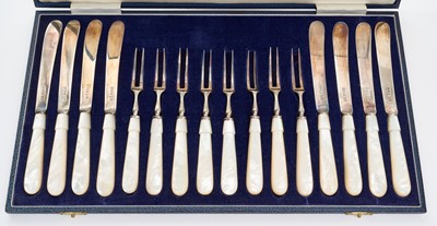 Lot 286 - Set of eight silver and mother of pearl handled fruit cutlery in fitted case