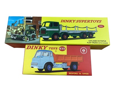Lot 1725 - Atlas Editions Dinky Supertoys diecast Leyland Octopus Tanker # 943, Camino Couvert Guy # 920 & Leyland Octopus Flat Truck with chains # 935 & Dinky Toys Bedford TK Tipper # 435, Poste d...