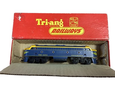 Lot 1924 - Triang OO gauge Transcontinental Train and boxed accessories