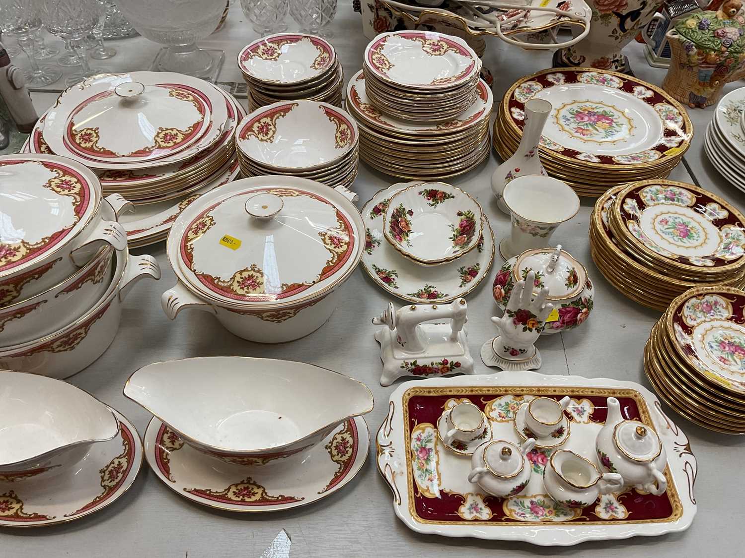 Lot 5040 - Various dinner ware and ceramics including Royal Albert Lady Hamilton, Old Country Roses, Grosvenor Henley etc