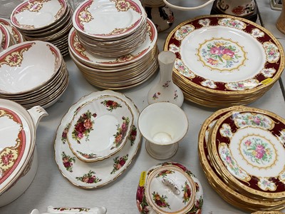 Lot 5040 - Various dinner ware and ceramics including Royal Albert Lady Hamilton, Old Country Roses, Grosvenor Henley etc