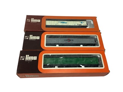 Lot 1886 - Lima HO gauge long wheelbase Freight Vans, in window boxes