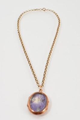 Lot 488 - Gold mounted glazed locket containing a flower on a 9ct gold belcher link chain