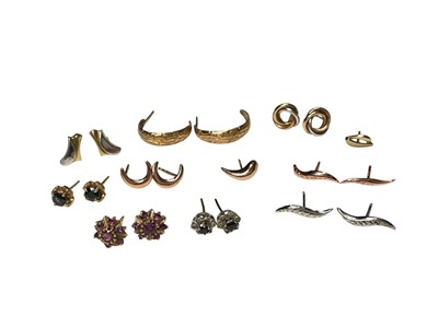 Lot 136 - Group of various 9ct yellow, rose and white gold earrings