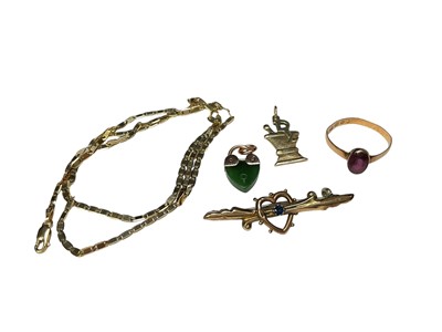 Lot 137 - 9ct gold flat link chain, 9ct gold pendant, 9ct gold mounted green hardstone / jade padlock pendant and 9ct gold bar brooch