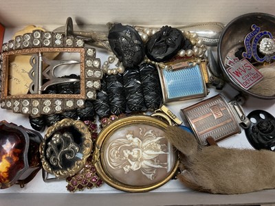 Lot 121 - Antique and vintage costume jewellery and bijouterie