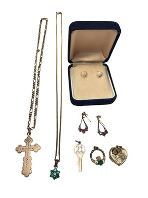 Lot 91 - Group of 9ct gold jewellery including pendants on chains, gem set earrings etc