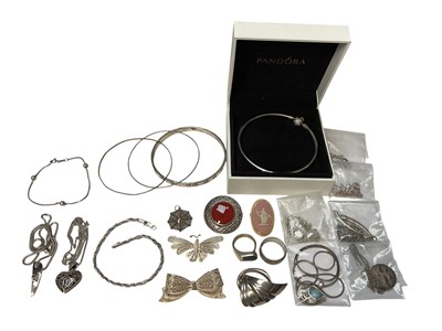 Lot 117 - Group of silver and white metal jewellery