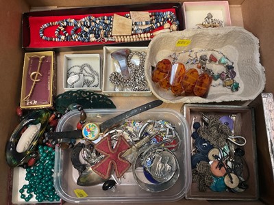 Lot 106 - Vintage costume jewellery and bijouterie