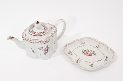 Lot 5002 - New Hall serpentine-sided teapot, cover and stand, circa 1790