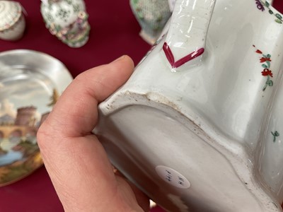 Lot 5002 - New Hall serpentine-sided teapot, cover and stand, circa 1790