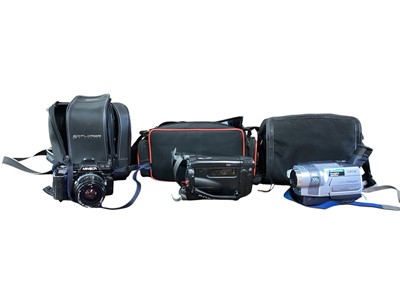 Lot 3020 - Collection of cameras and camcorders