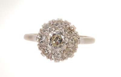 Lot 443 - Diamond cluster ring