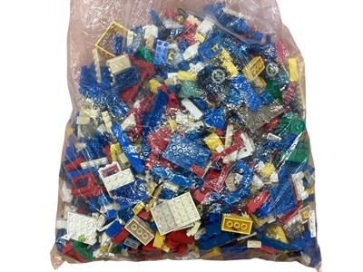 Lot 1988 - Lego vintage 1970s bricks, bases and accessories (1 box)
