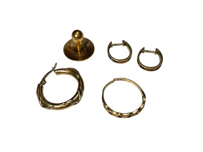 Lot 251 - Group of 9ct gold jewellery to include one dress stud, three earrings and a broken ring