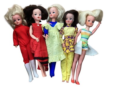 Lot 1996 - Pedigree 1970s Sindy dolls with eye lashes 033055x (x4) and twisting waist 033030 (5 total)
