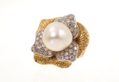 Lot 445 - Cultured pearl and diamond cocktail ring