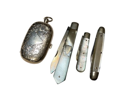Lot 263 - Edwardian silver double sovereign case with engraved scroll decoration (Birmingham 1910), together with three mother of pearl fruit knives, two with silver blades.