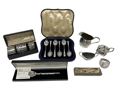 Lot 305 - Mixed group of silver to include napkin rings