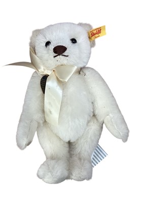 Lot 2006 - Steiff 'Memories' bear with cream ribbon collar and Danbury Mint heart tag, 24cm tall. Boxed