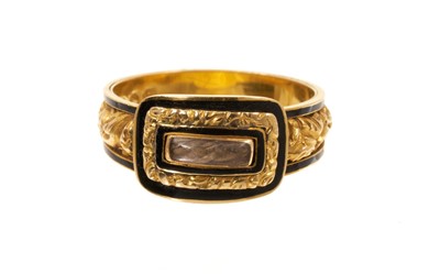 Lot 406 - George IV 18ct gold and black enamel mourning ring with a central glazed compartment of platted hair within a foliate gold and black enamel border and similarly decorated tapered shank, inscript...