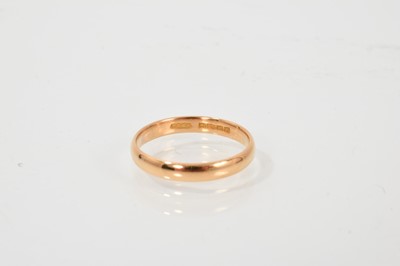 Lot 516 - 22ct gold wedding ring, size N.