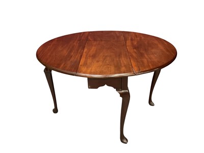 Lot 1504 - 18th century mahogany drop leaf table with oval leaves, standing on cabriole legs with pad feet