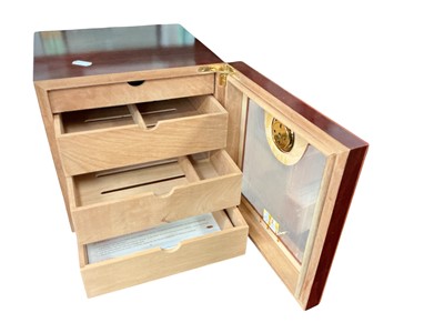Lot 5152 - Humidor with hygrometer, with label for Boutique 22, Paris