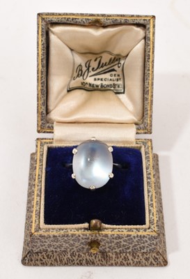 Lot 868 - Antique cabouchon moonstone ring