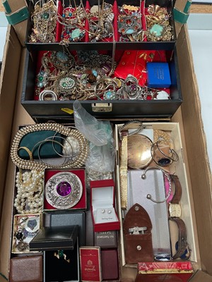 Lot 100 - Collection of vintage costume jewellery and bijouterie