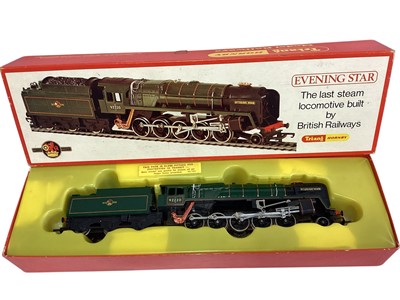 Lot 1814 - Triang OO Gauge BR lined green 9F Class 2-10-0 tender locomotive Evening Star 92220, boxed R861 (1)