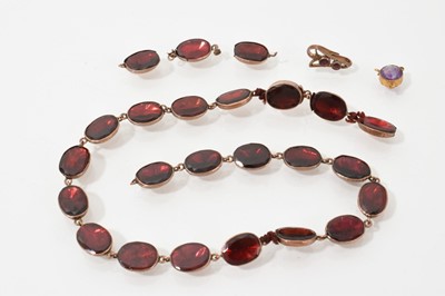 Lot 654 - George III garnet necklace with oval flat-cut garnets in foiled closed-back gold collet setting