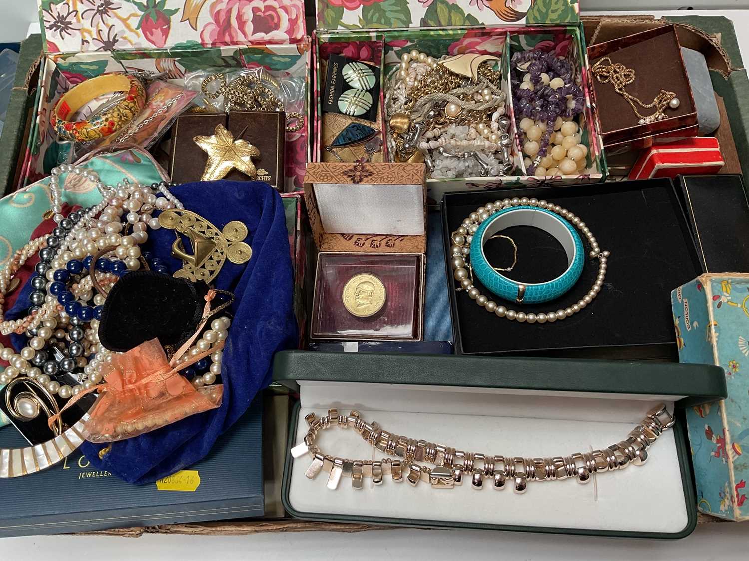 Lot 44 - Large quantity of vintage costume jewellery, jewellery boxes and bijouterie
