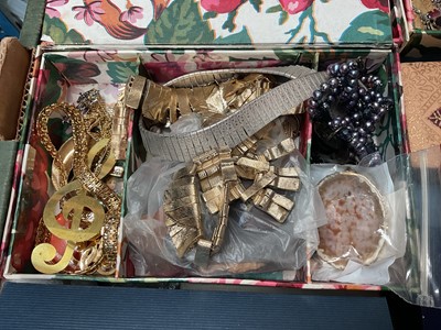 Lot 44 - Large quantity of vintage costume jewellery, jewellery boxes and bijouterie