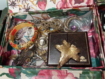 Lot 44 - Large quantity of vintage costume jewellery, jewellery boxes and bijouterie