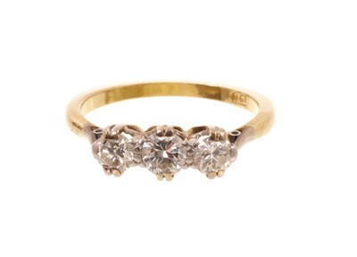 Lot 621 - Three stone diamond ring