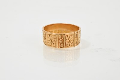 Lot 624 - 18ct gold engraved ring