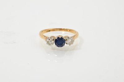 Lot 622 - Diamond and sapphire three stone ring