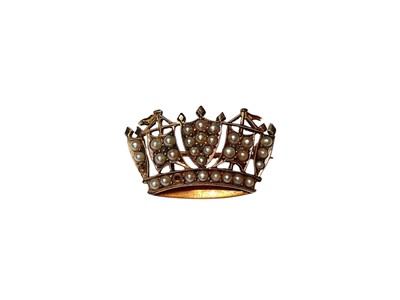 Lot 43 - 9ct gold and seed pearl naval crown brooch (Birmingham 1970), 31mm