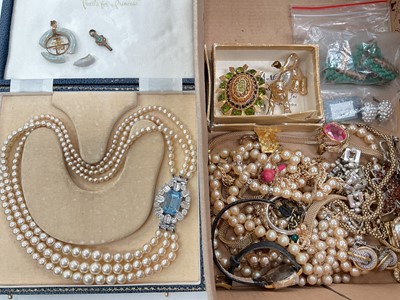Lot 25 - Collection of vintage costume jewellery including a Victorian turquoise set watch winding key and a Chinese yellow metal and jade / green hardstone pendant (broken)