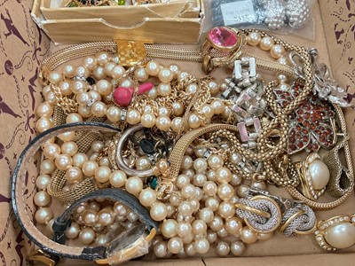 Lot 25 - Collection of vintage costume jewellery including a Victorian turquoise set watch winding key and a Chinese yellow metal and jade / green hardstone pendant (broken)