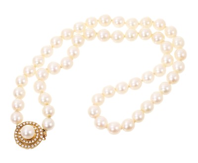 Lot 671 - Cultured pearl necklace with diamond clasp