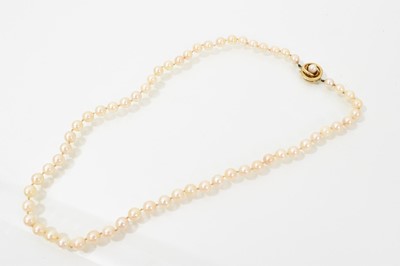 Lot 672 - Cultured pearl necklace