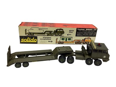 Lot 1727 - Solido 1:50 scale diecast military vehicles including Tracteur Berliet Tractor T12 #211, SU 100 Russian Tank #208, Chasseur de Char M41 #219, Camion militaries "UNIC" #201 and Commando #224, all...